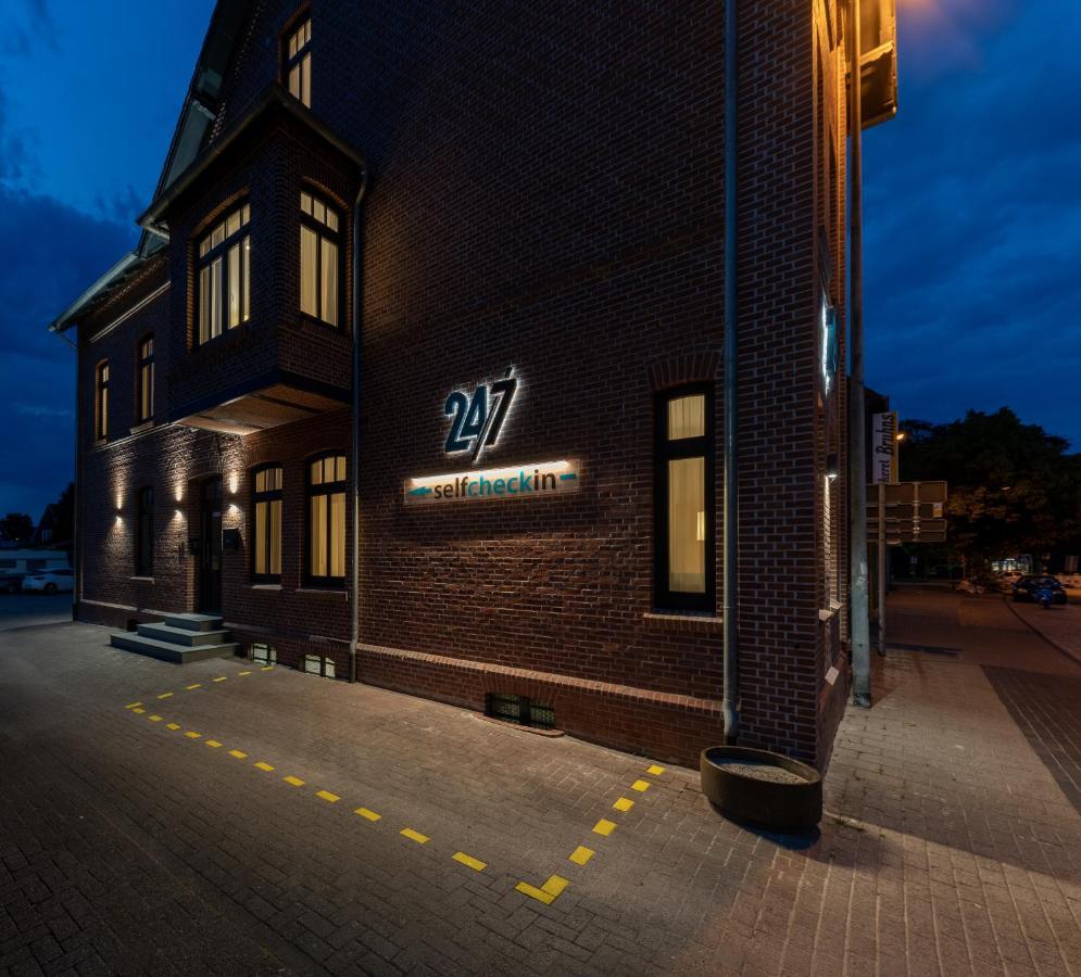 24/7 Selfcheckin Hotel Leer Bagian luar foto