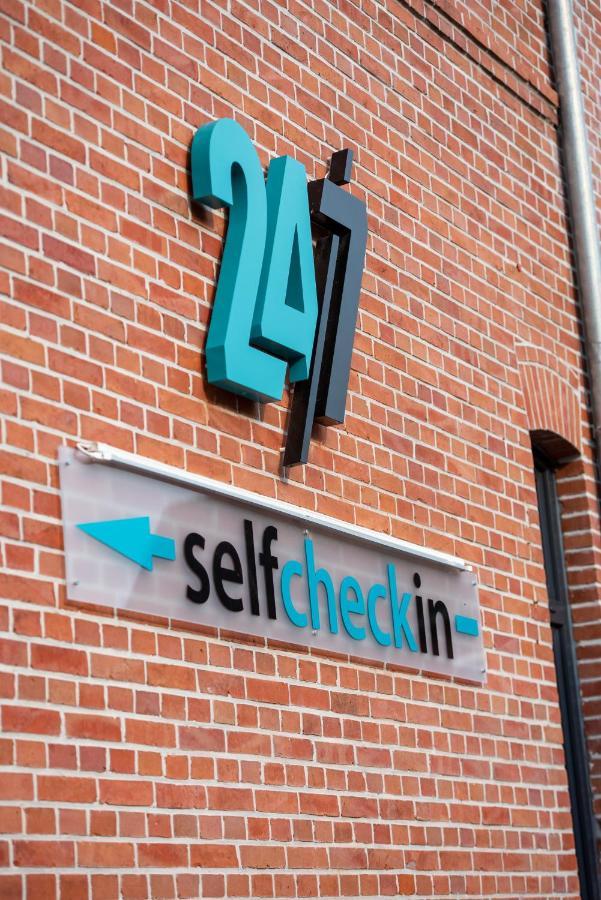 24/7 Selfcheckin Hotel Leer Bagian luar foto